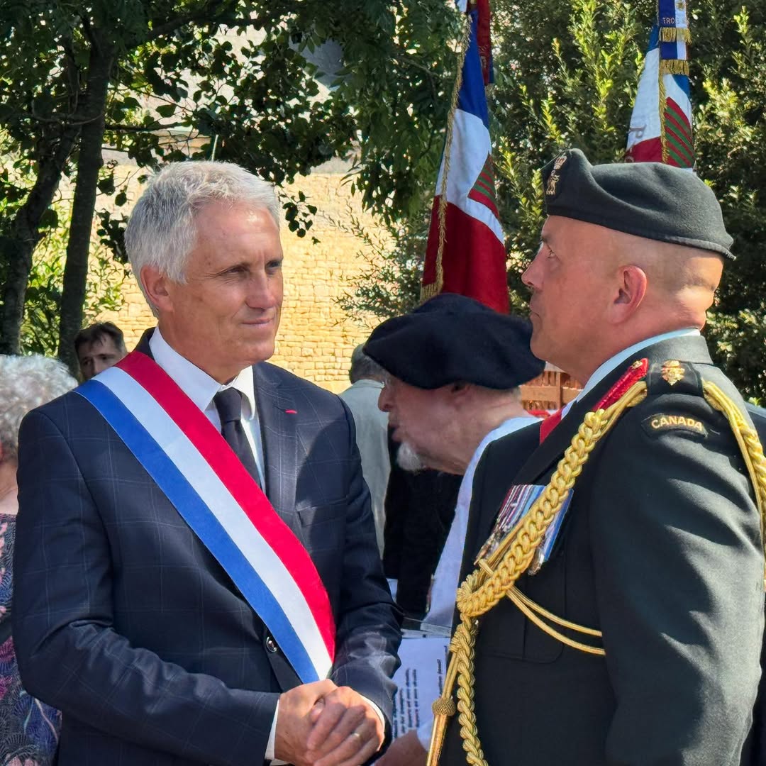 Le député Joël Bruneau rencontre des officiers lors de la cérémonie commémorative de Bretteville-sur-Odon du 17 juillet 2025