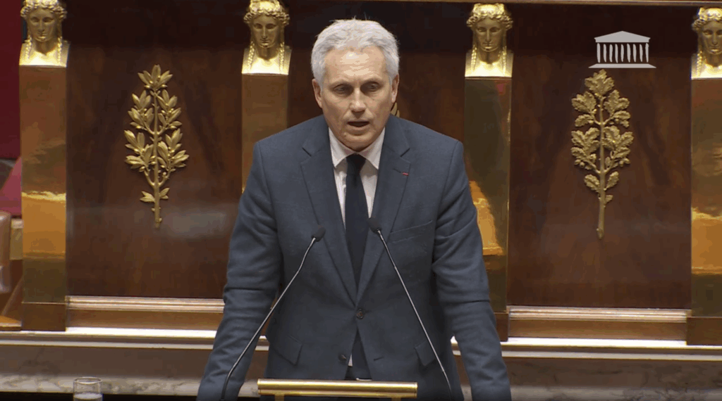 Joël Bruneau s’exprimant à la tribune de l’Assemblée nationale