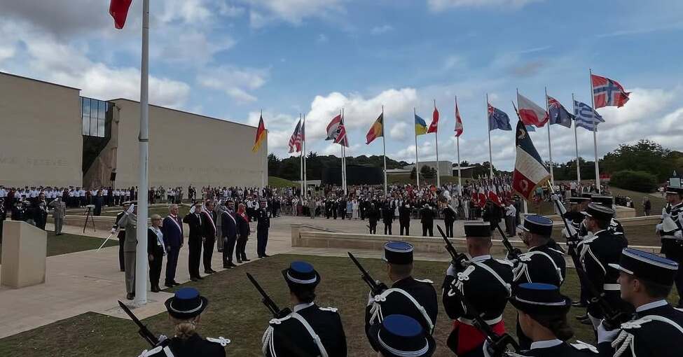 Photo de la cérémonie du 14 juillet 2025 prise devant le mémorial de Caen