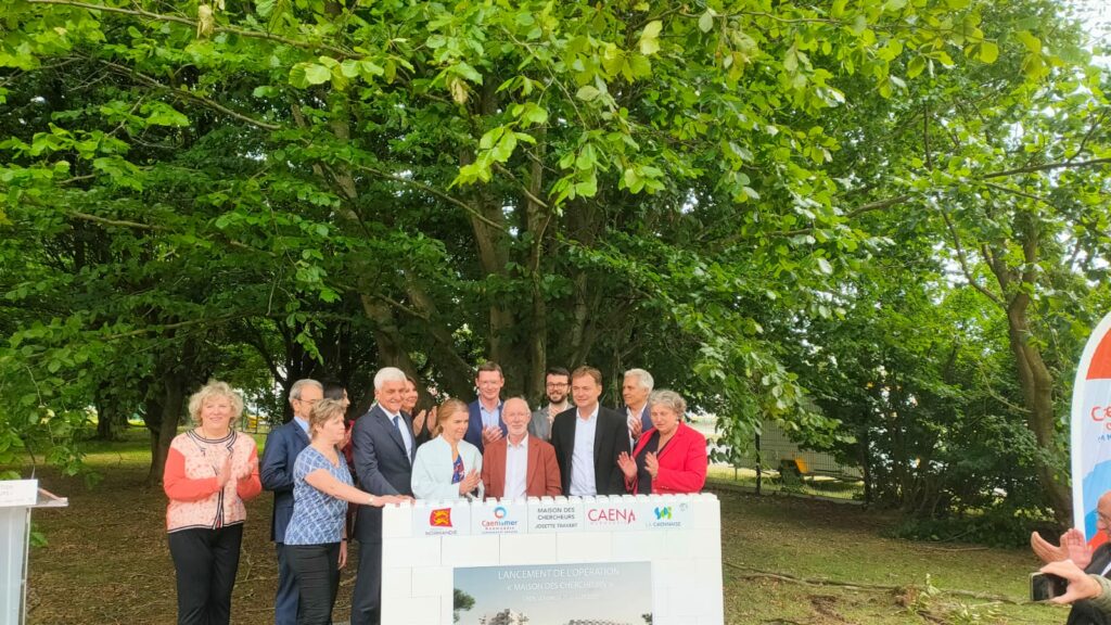 J.Bruneau accompagné de nombreux élus et officiels pose l'une des premières pierres de la maison des chercheurs.
