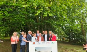 J.Bruneau accompagné de nombreux élus et officiels pose l'une des premières pierres de la maison des chercheurs.