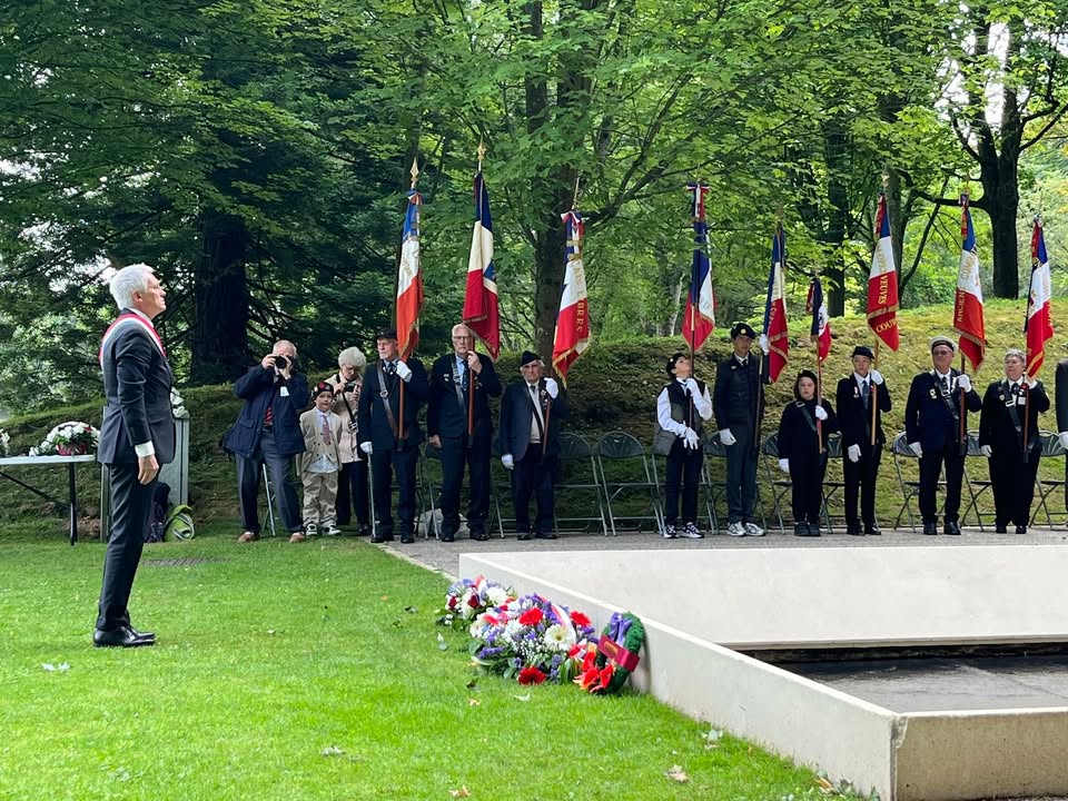 Hommage aux soldats canadiens au Mémorial de Caen