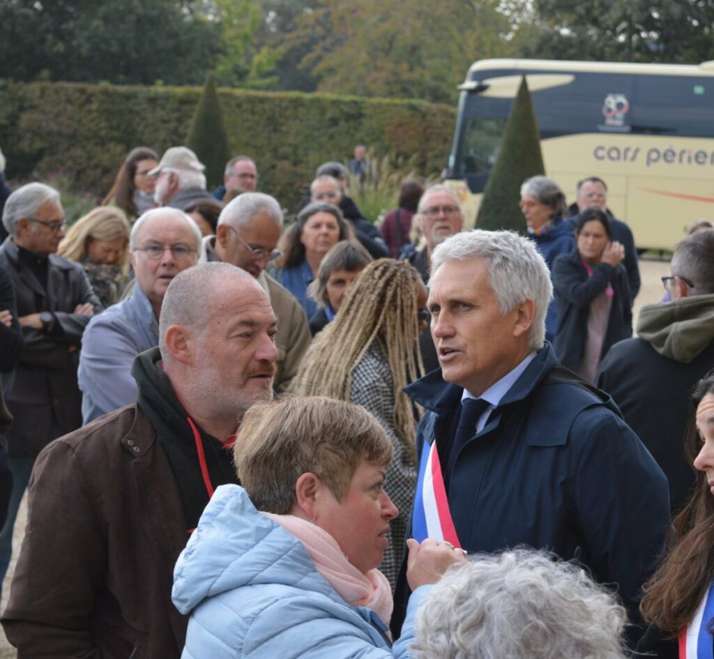 Joël Bruneau échangeant avec des habitants lors du rassemblement devant l’Hôtel de Ville de Caen
